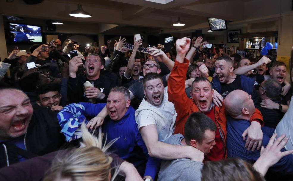 Dopo una notte di sofferenza, esplode la festa nei pub di Leicester dove i fan delle Foxes stavano seguendo Chelsea-Tottenham. Reuters